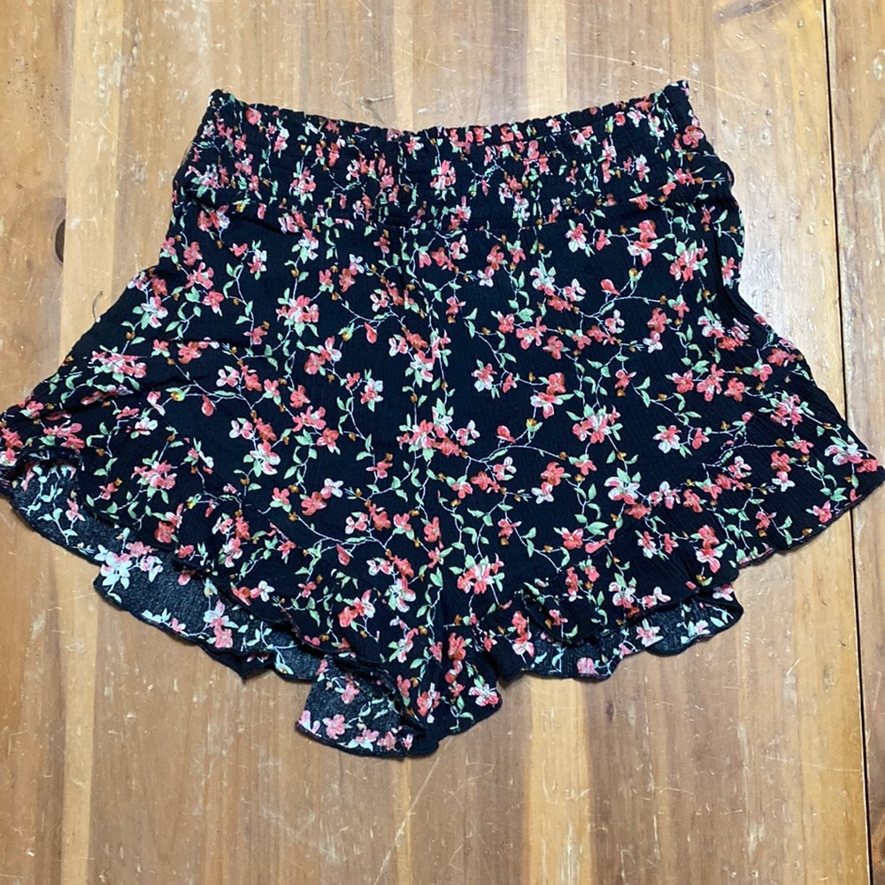 Super cute floral short shorts